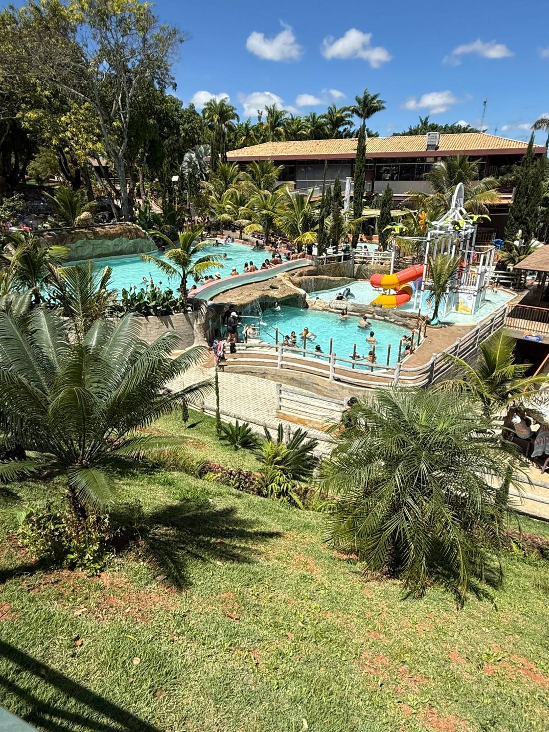 Vista aérea das piscinas do Águas Correntes Park