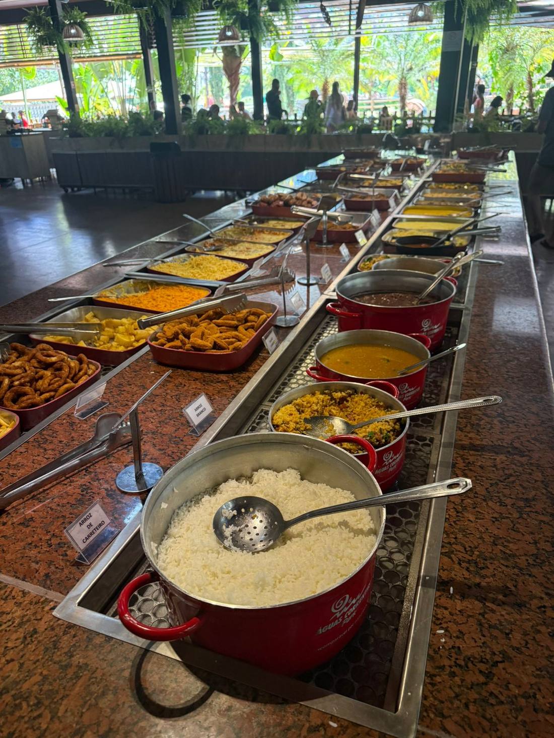 Buffet com pratos quentes variados