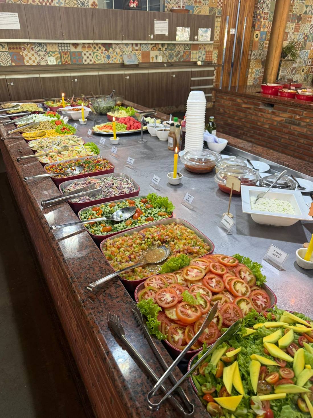 Buffet de saladas variadas