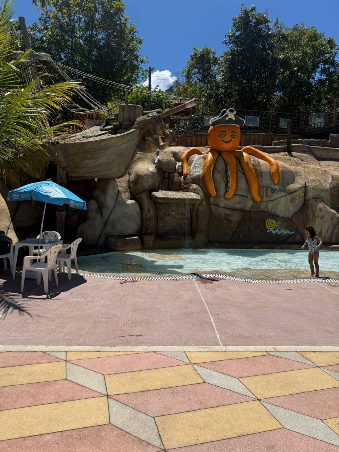 Piscina temática com polvo pirata e navio