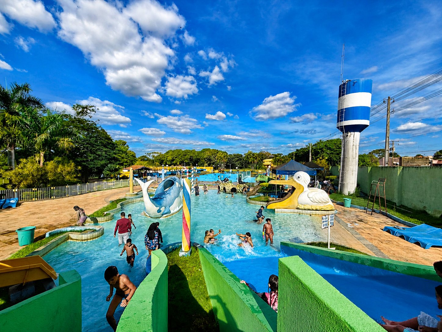 Área infantil aquática com brinquedos