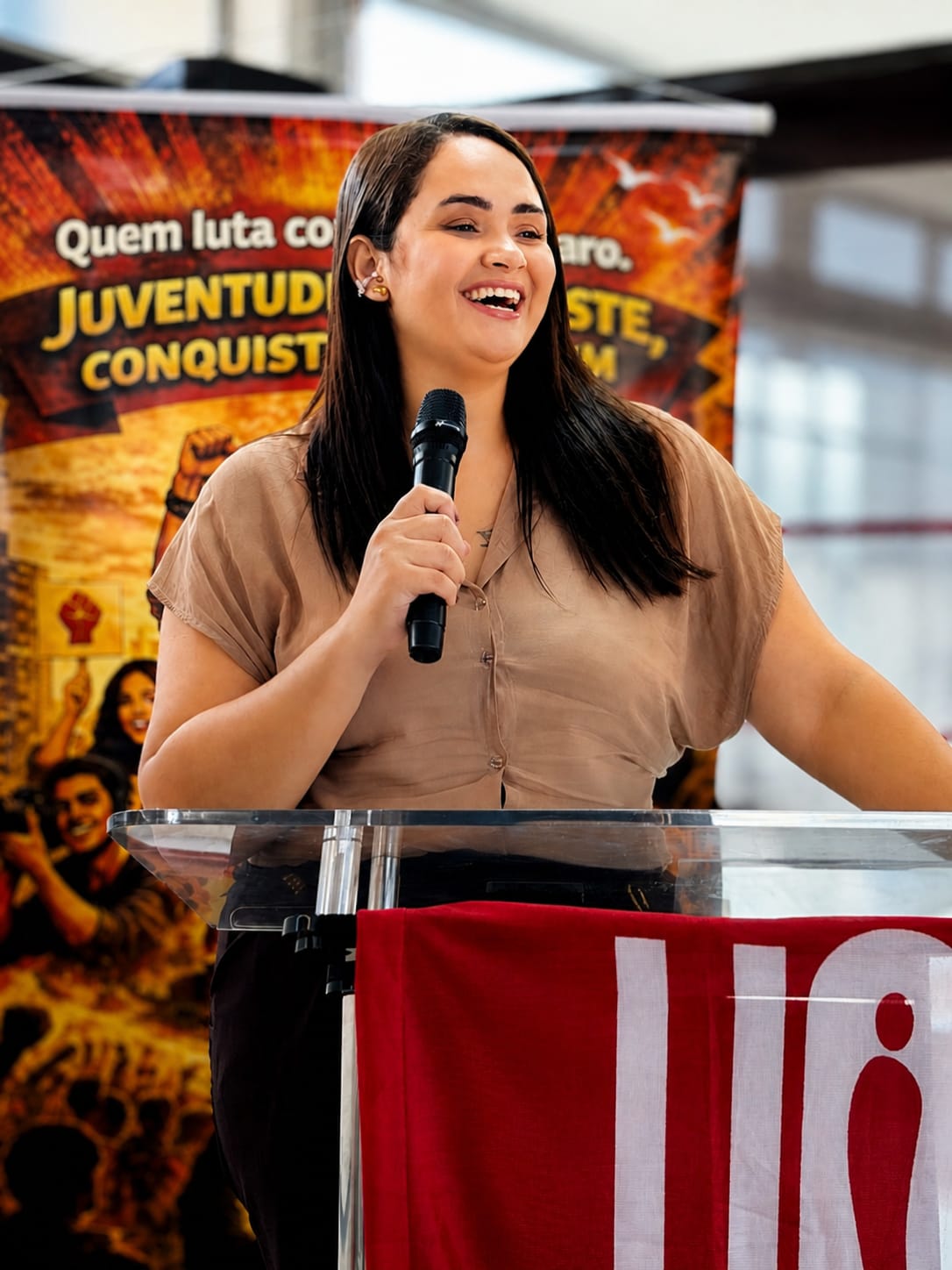 Ana Karolynne com colegas no banner da juventude