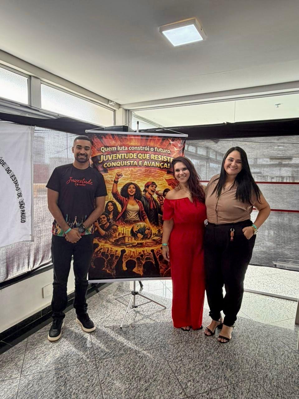 Ana Karolynne discursando no seminário da juventude