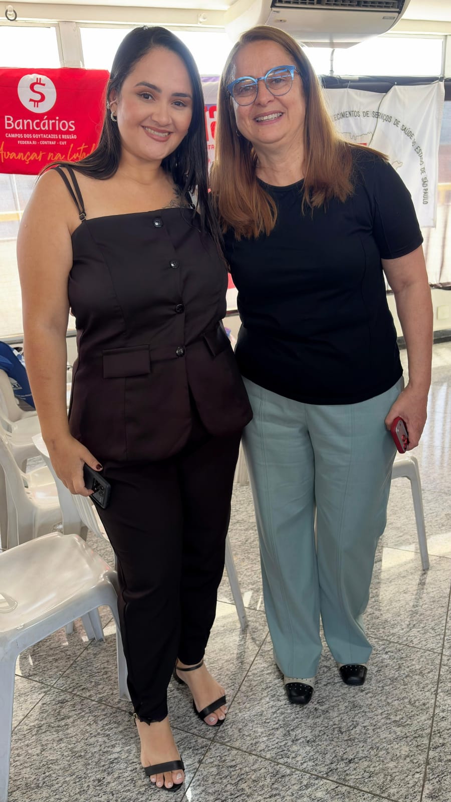 Ana Karolynne com gesto positivo durante discurso